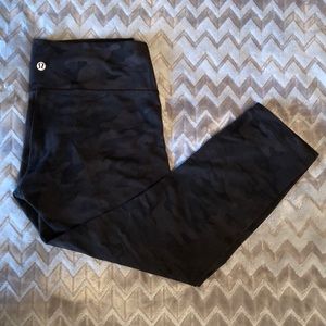 Lululemon 6 Black Camoflauge Capri Wunder Under WU